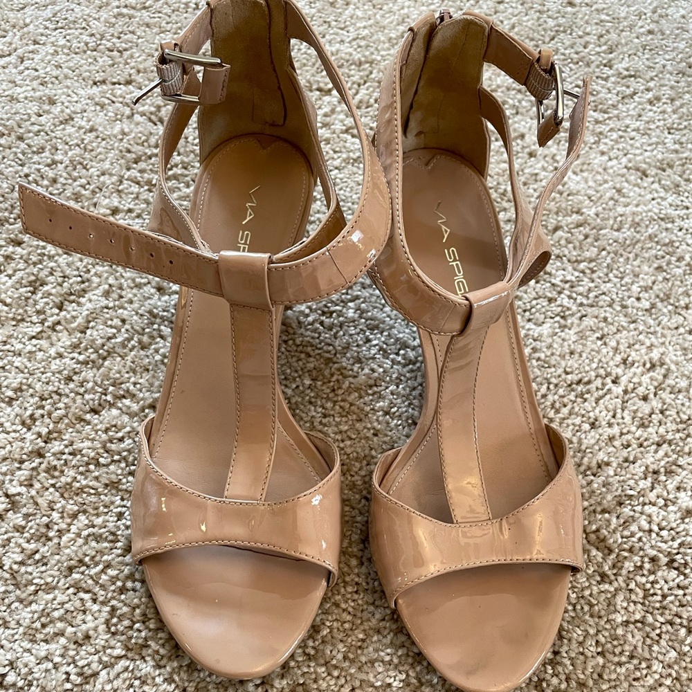 Via Spiga heels in tan patent leather size 7M